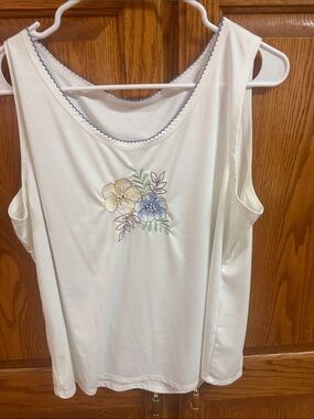 Women’s Cream Sleeveless Floral Embroidered Tank Top large